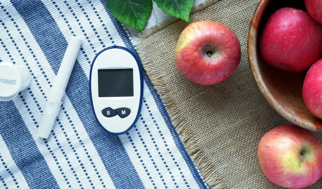 blood sugar monitor next to apples 